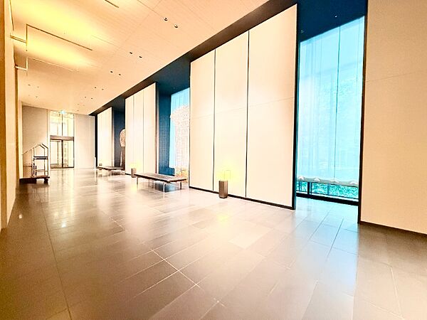 重厚感溢れるエントランスに、訪れる方々は圧倒されるはず。オーナーとしてのステータスと都心アクセスの利便性を貴方の手に。