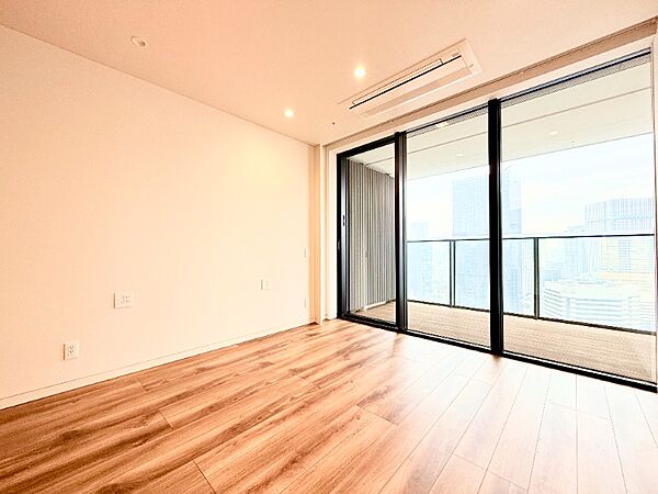洋室（約7.6帖）バルコニーに面した開放感のあるお部屋です。