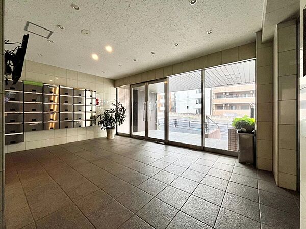 外と内をつなぐエントランスは、まさに顔となる場所。気品のある雰囲気を漂わせて上質な空間を作り出します。