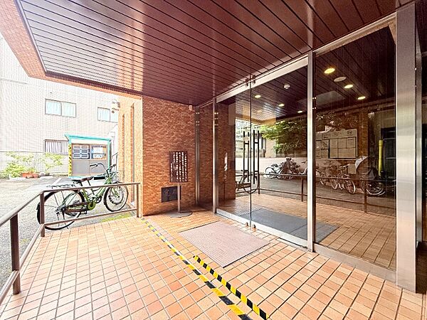 穏やかな佇まいのエントランスは、マンションの一つの特徴でもあります。