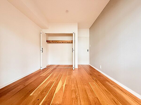 洋室（約6.0帖）クローゼットの付いたお部屋です。