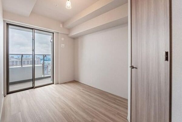 バルコニーに面した開放感のあるお部屋です。