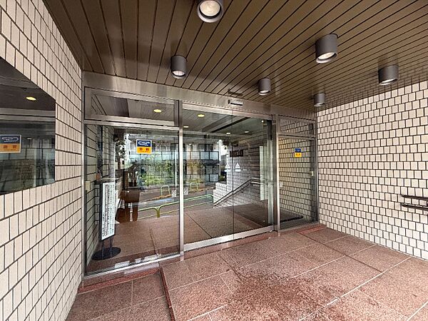 シンプルながらもエントランスが持つべき風格が醸し出されています。