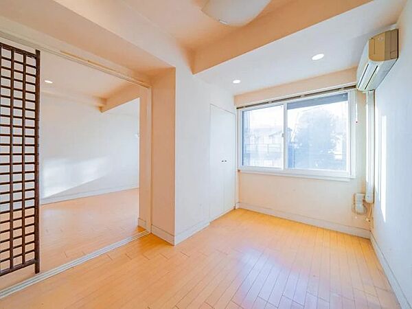 さまざまな使い方ができるリビングに隣接している洋室。