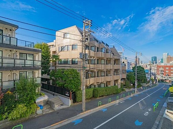 青空がよく見える眺望となります。