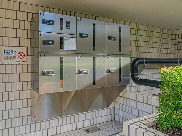 不在時にも荷物が受け取れる宅配BOX付。