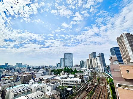 10階部分/周囲には高層の建物が少なく、遠くまで見渡せます。