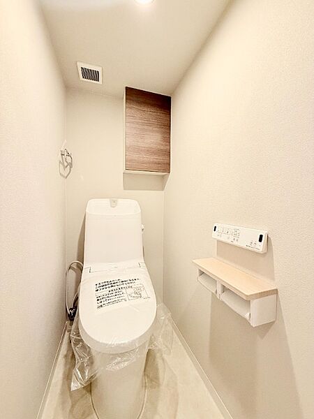 トイレは温水洗浄便座付です。トイレの上部には収納付。トイレットペーパー等、買い置きもしやすそうです。