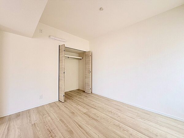 洋室（約6帖）クローゼットの付いたお部屋です。