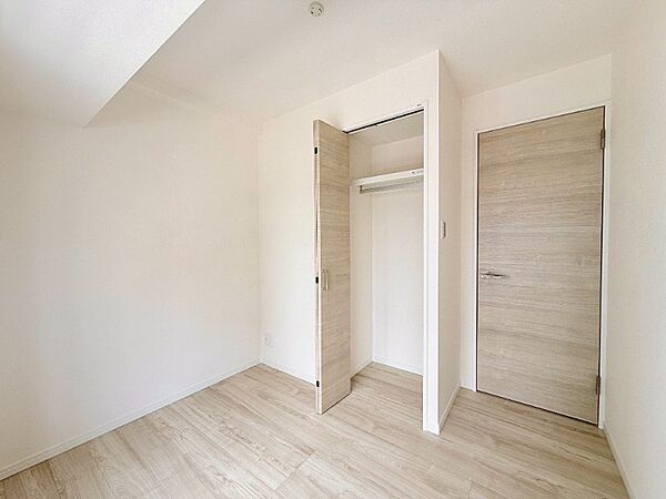 洋室（約4.2帖）クローゼットの付いたお部屋です。
