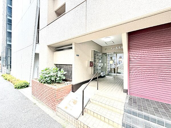 緑が映える堂々としたエントランス。