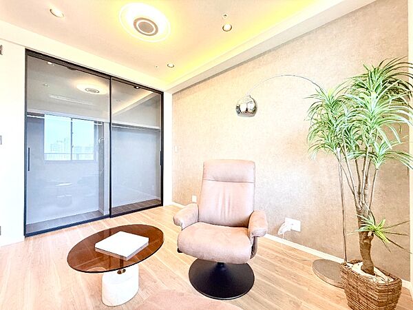 洋室（約6帖）ウォークインクローゼットを備えた収納力のあるお部屋です。
