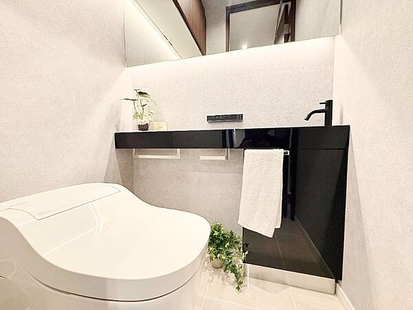 快適にご利用いただける温水洗浄便座付きトイレです。