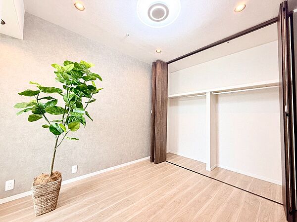 洋室（5.8帖）バルコニーに面した開放感のあるお部屋です。