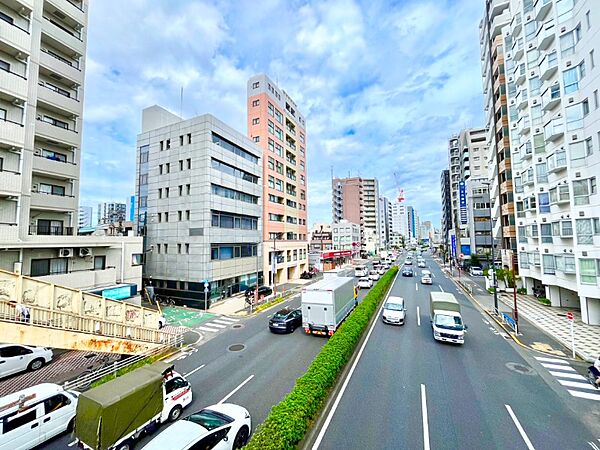 【前面道路】大通りに面したマンションです。