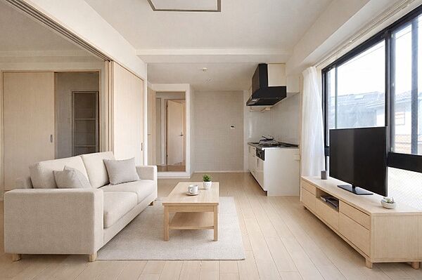 広々としたLDKがお部屋の中心。ご家族そろった楽しい時間が過ごせそうですね。（この画像はCGにて作成をした家具等の設置イメージ図です）