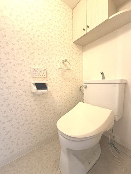 トイレは温水洗浄便座付です。トイレの上部には収納付。トイレットペーパー等、買い置きもしやすそうです。