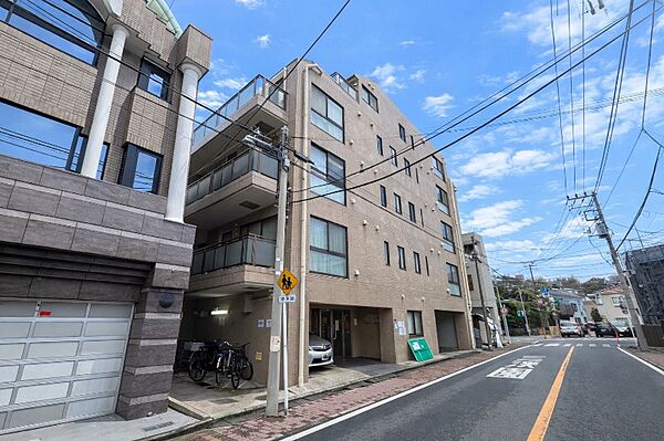 外壁タイル貼りの上品な佇まいのマンションです。
