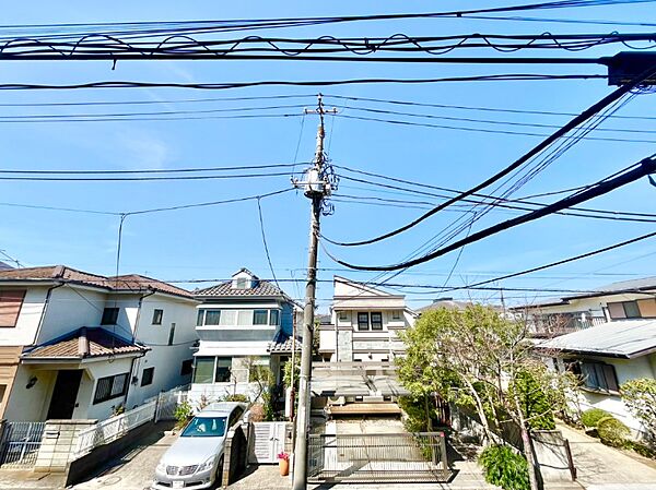 周囲には高層の建物が少ないため眺望良好です。晴れた日には青空が広がります。