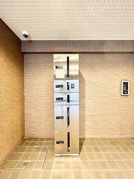 不在時にも荷物が受け取れる宅配BOX付。荷物の受け取りが多い方に便利な設備です。