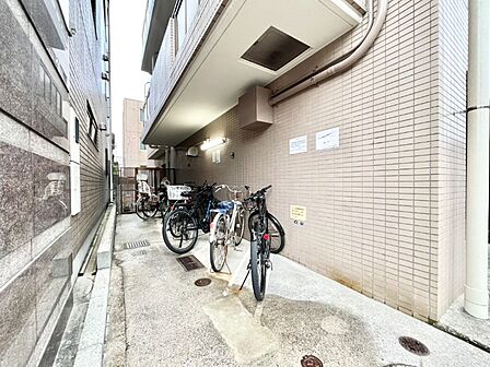 きちんと整頓された自転車置き場。管理状態の良さがうかがえます。