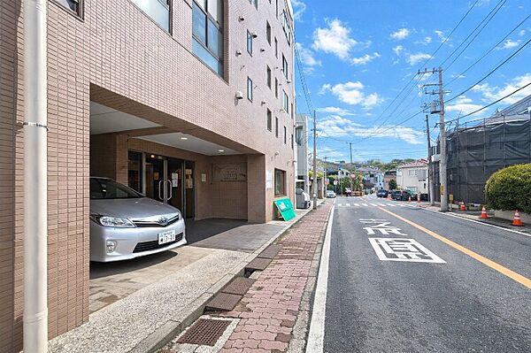 買い物施設が充実の便利な住環境。（イオン本牧店、新本牧ショッピングプラザ、オーケー本牧店等）