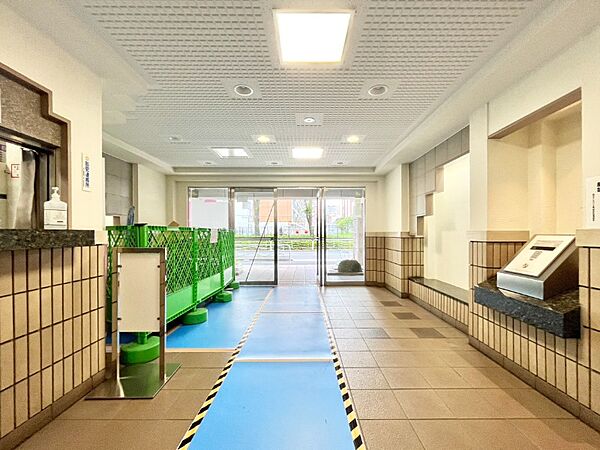 穏やかな佇まいのエントランスは、マンションの一つの特徴でもあります。