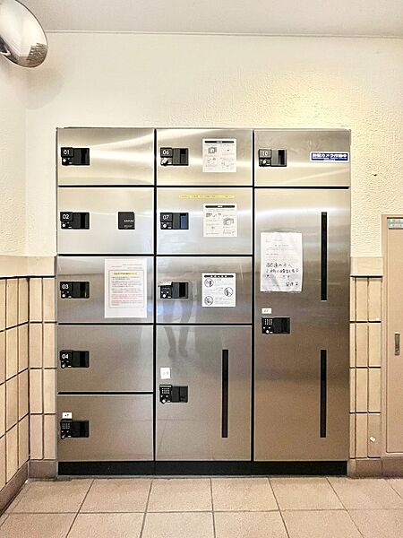 不在時にも荷物が受け取れる宅配BOX付。共働きのご夫婦や、外出の多いご家族に便利です。