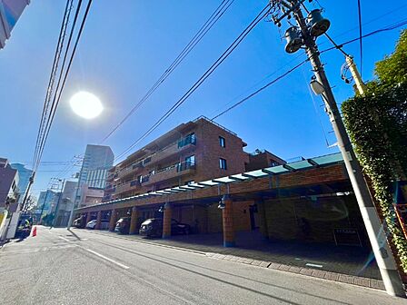 重厚感のある上品な佇まいのマンションです。