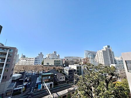 都会の景色を望める眺望良好のお部屋です。