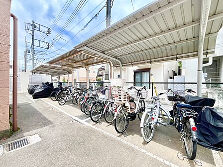 きちんと整頓された自転車置き場。管理状態の良さがうかがえます。