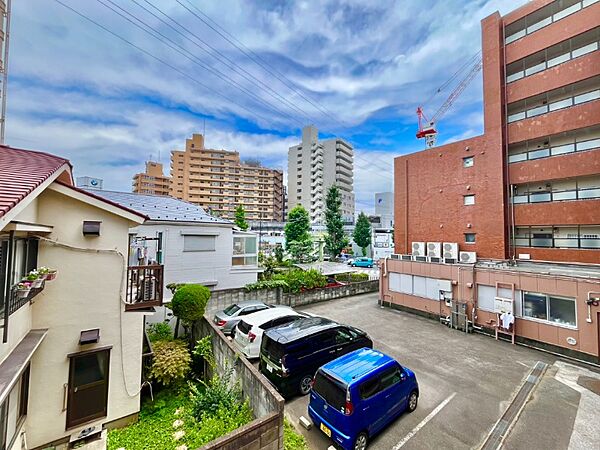 周囲には高層の建物が少なく、遠くまで見渡せます。