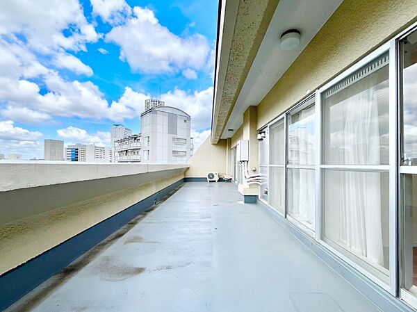 嬉しいルーフバルコニー（37.8-平米）付のお部屋です。（使用料：無償）