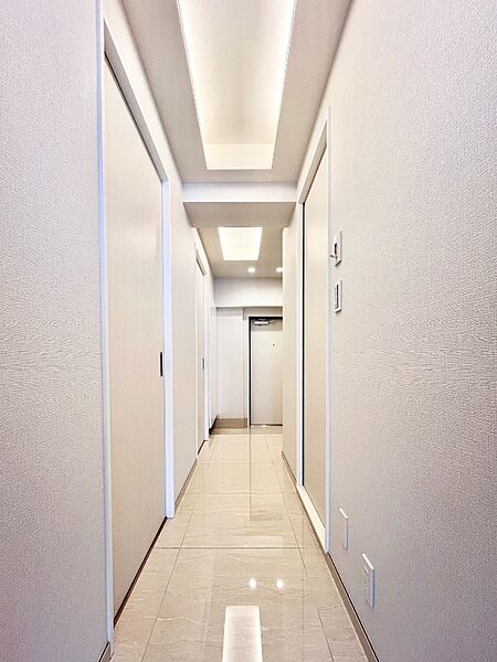 玄関からリビングへと抜ける廊下。窓を開けると爽やかな風がお部屋に吹き抜けます！