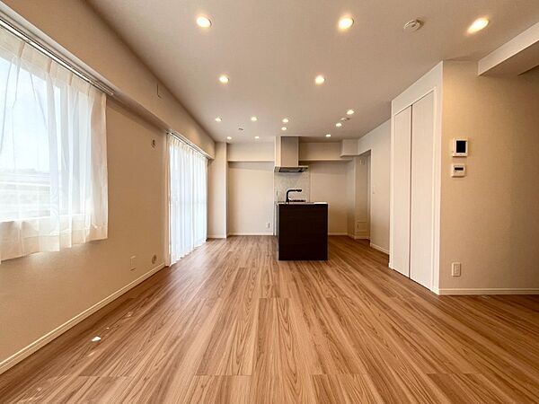 広々としたLDKがお部屋の中心。ご家族そろった楽しい時間が過ごせそうですね。