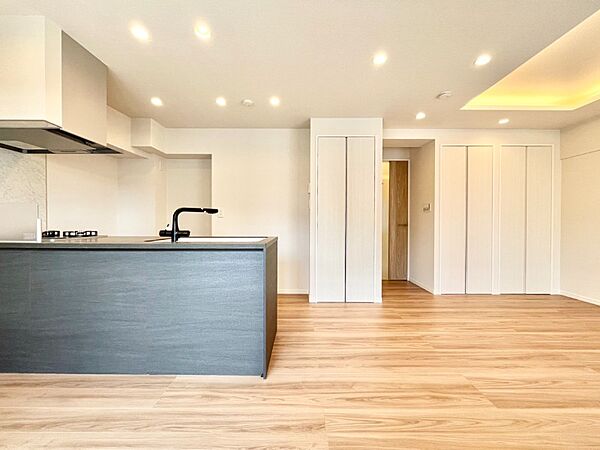 家族が集う南向きの明るいリビング。お日さまの光をたっぷり浴びられるリビングで過ごしませんか？