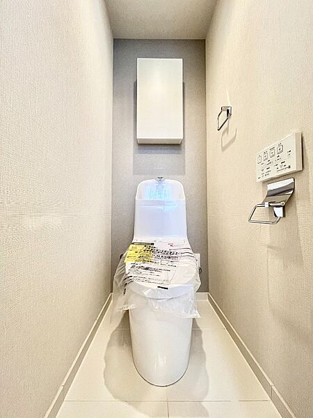 トイレは温水洗浄便座付です。トイレの上部には収納付。トイレットペーパー等、買い置きもしやすそうです。