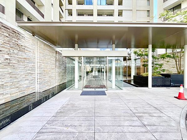外と内をつなぐエントランスは、まさに顔となる場所。気品のある雰囲気を漂わせて上質な空間を作り出します。