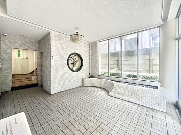 外と内をつなぐエントランスは、まさに顔となる場所。気品のある雰囲気を漂わせて上質な空間を作り出します。