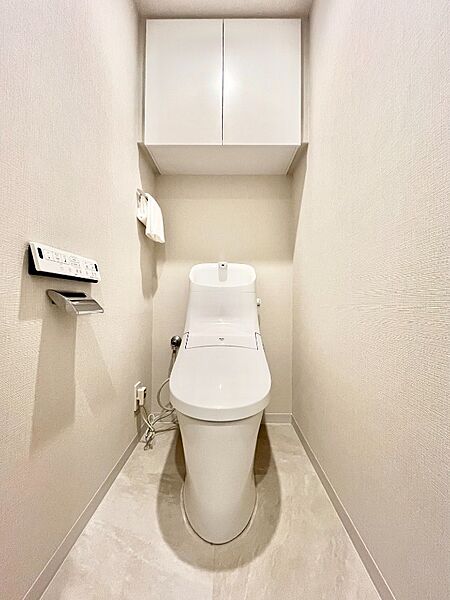 トイレは温水洗浄便座付です。トイレの上部には収納付。トイレットペーパー等、買い置きもしやすそうです。
