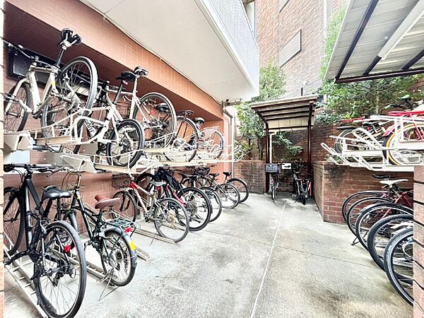 きちんと整頓された自転車置き場。管理状態の良さがうかがえます。