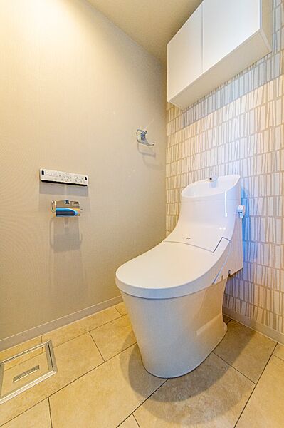 トイレは温水洗浄便座付です。トイレの上部には収納付。トイレットペーパー等、買い置きもしやすそうです。（令和4年1月頃の室内写真です）