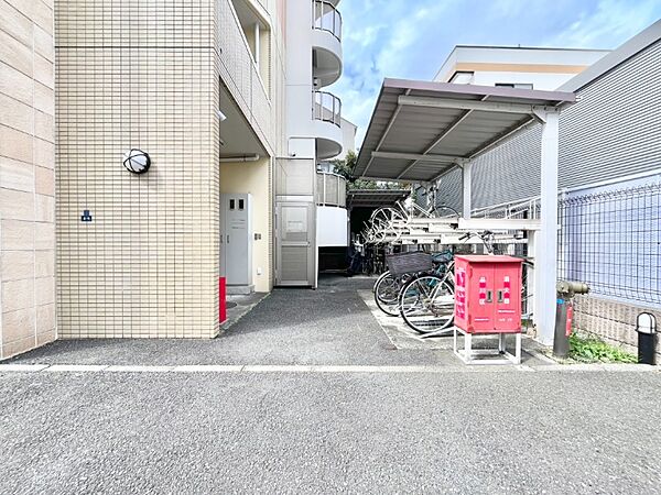 【自転車置き場】きちんと整頓された自転車置き場。管理状態の良さがうかがえます。
