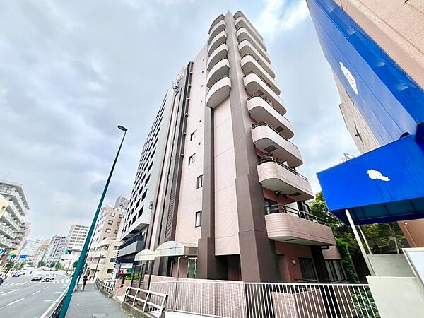 重厚感のある外壁タイル貼りのマンションです。