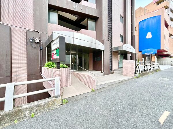穏やかな佇まいのエントランスは、マンションの一つの特徴でもあります。
