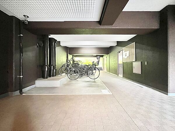 きちんと整頓された自転車置き場。管理状態の良さがうかがえます。