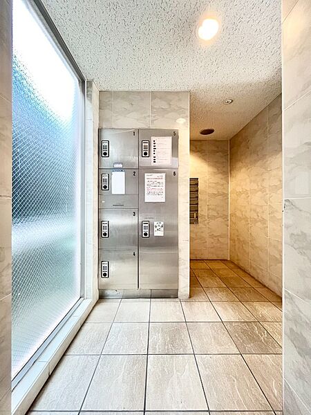 【宅配ボックス】不在時にも荷物が受け取れる宅配BOX付。荷物の受け取りが多い方に便利な設備です。
