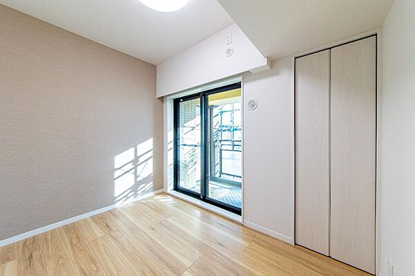 洋室（約4.0帖）バルコニーに面したお部屋です。（令和4年1月現在の室内写真です）
