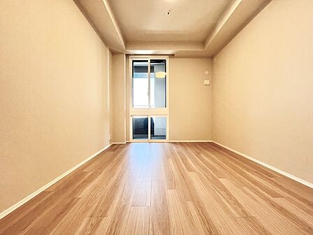 洋室(約6.7帖)バルコニーに面したお部屋です。
