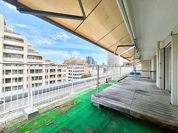 最上階（8階部分）の嬉しいルーフバルコニー（31.90平米）付のお部屋です。